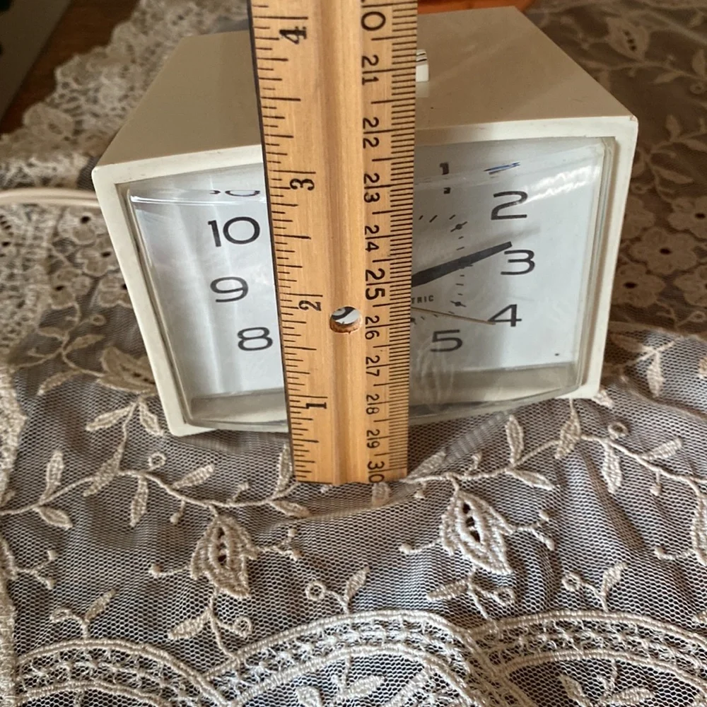 Vintage GE Electric Alarm Clock - Picture 6 of 7